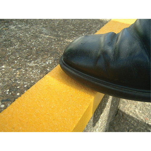 Rebords de marches antid&eacute;rapants Safestep, 2,75" la x 32" lo, Jaune Oxford Builders Supplies Inc