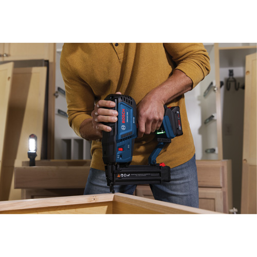 Brushless 18-Gauge Brad Nailer Kit with Standard Power Battery, 18 V, Lithium-Ion Oxford Builders Supplies Inc