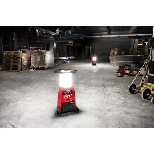 Lampe de chantier M18 Radius et chargeur avec One-Key, DEL, 4800/9000/2500 lumens, Boîtier en Plastique Oxford Builders Supplies Inc