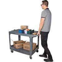 Chariot utilitaire pour l'entretien avec tablette plate, 2 tiers, 25-1/4" x 32-1/4" x 44", Capacit&eacute; 550 lb Oxford Builders Supplies Inc