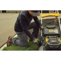 Trousse tondeuse &agrave; gazon autopropuls&eacute;e sans balais sans fil avec roues motrices arri&egrave;res 60 V MAX*, Pouss&eacute;e automatique, &agrave; pile, Largeur de coupe 21" Oxford Builders Supplies Inc