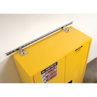 Attache de retenue contre les s&eacute;ismes pour armoire Sure-Grip Ex pour produits inflammables Oxford Builders Supplies Inc