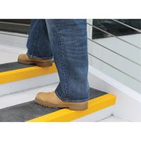 Rebords de marches antid&eacute;rapants Safestep, 13,5" la x 48" lo, Noir & jaune Oxford Builders Supplies Inc