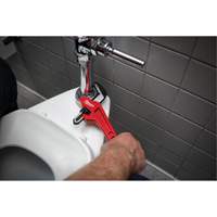 Cl&eacute; &agrave; tuyau hexagonale coud&eacute;e en acier, Cap des m&acirc;choires 2-5/8", Longueur 10-1/2", Fini Rev&ecirc;tement en poudre, Prise Ergonomique Oxford Builders Supplies Inc